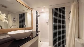 Superior Twin Room | Bathroom | Shower, hair dryer, towels, soap