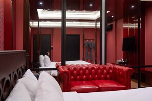 In-room safe, desk, blackout curtains, free WiFi - G Boutique Silom Hotel (Bangkok)