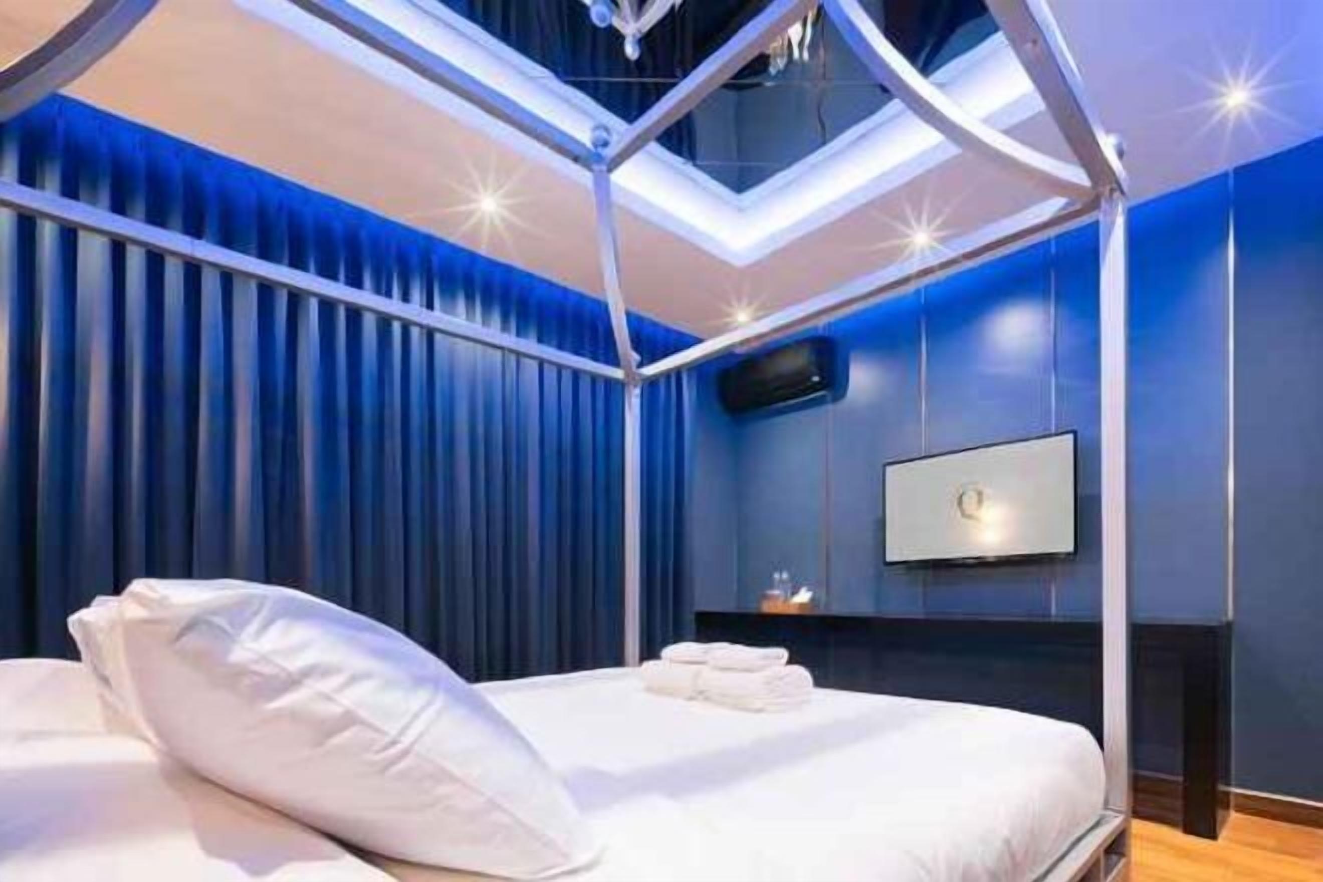 Minibar, coffres-forts dans les chambres, bureau, rideaux occultants