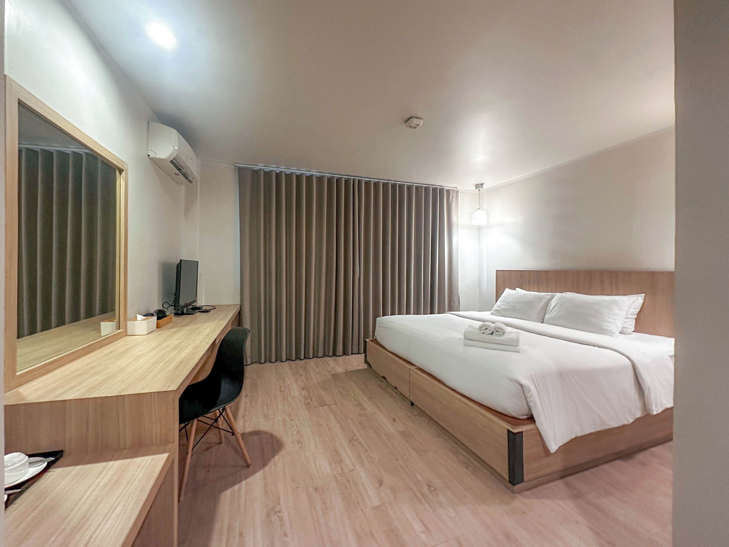 Superior Double Room | Minibar, in-room safe, desk, blackout drapes