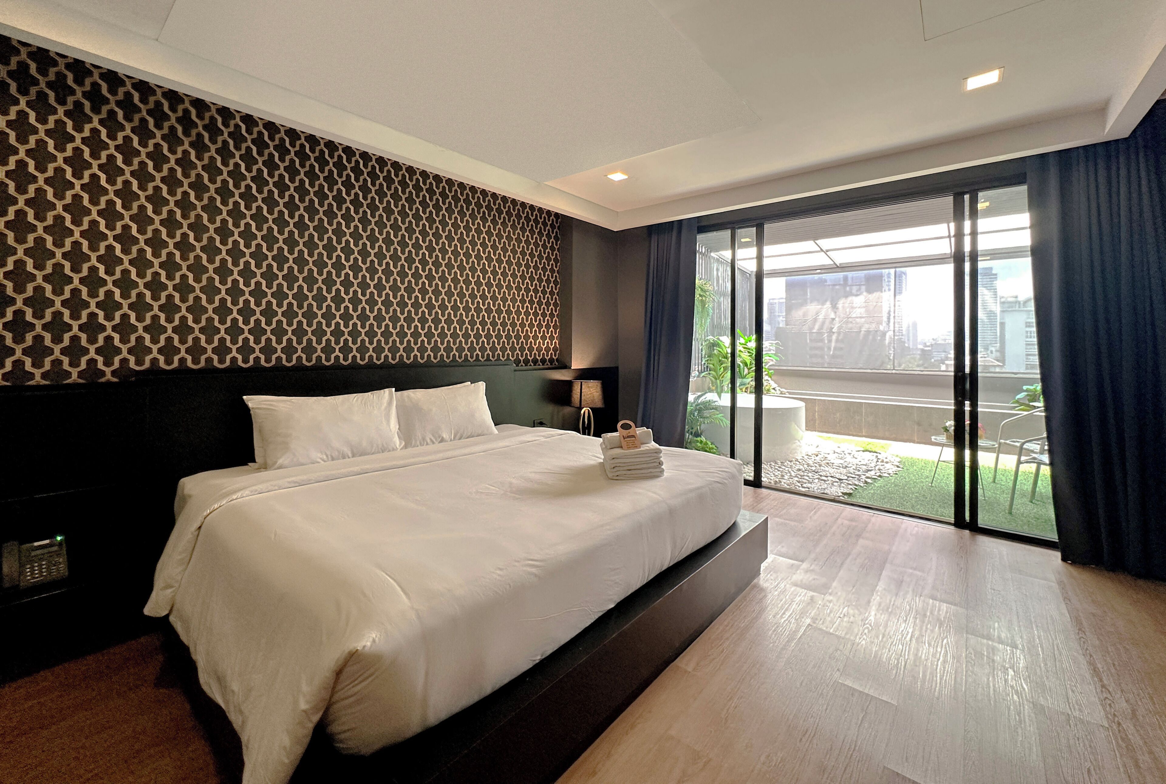 Executive Suite with Outdoor Cave Jetted Hot Tub | Minibar, in-room safe, desk, blackout drapes