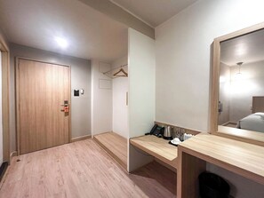In-room safe, desk, blackout curtains, free WiFi - G Boutique Silom Hotel (Bangkok)