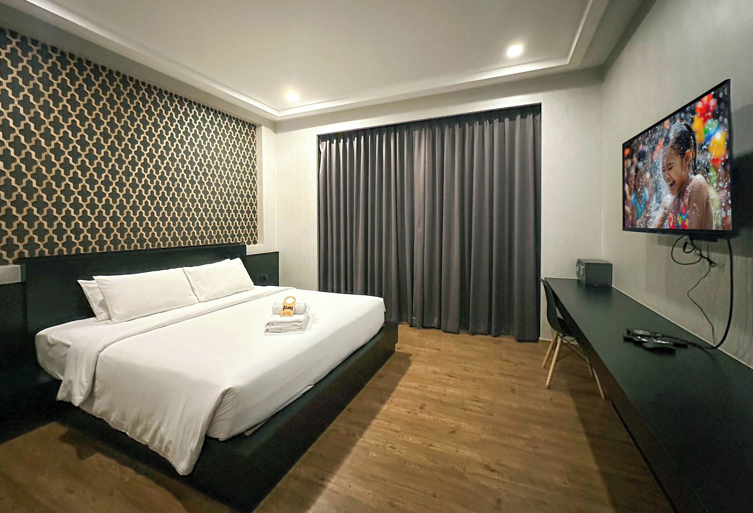 Deluxe Suite | Minibar, in-room safe, desk, blackout drapes