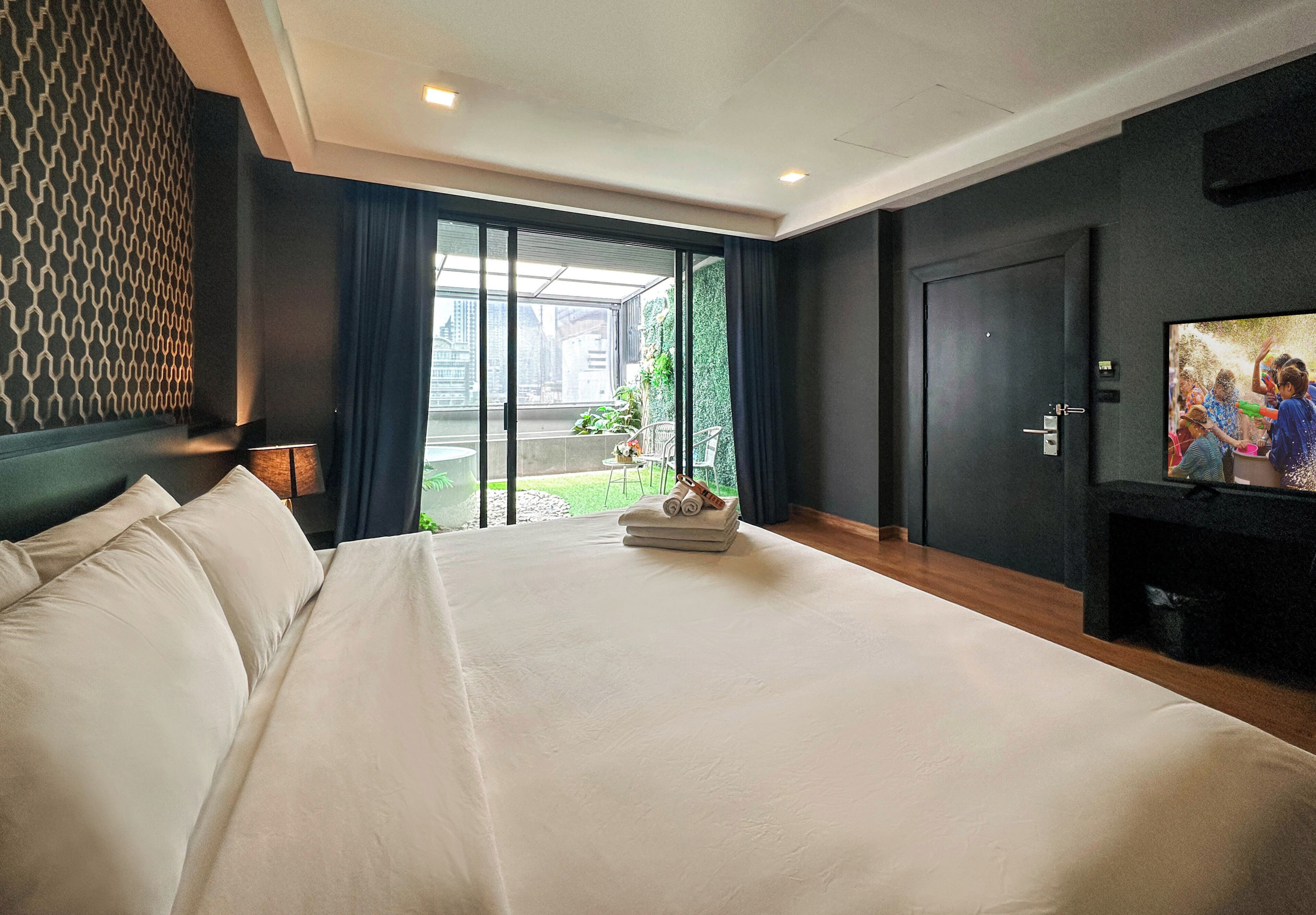 Executive Suite with Outdoor Cave Jetted Hot Tub | In-room safe, desk, blackout curtains, free WiFi