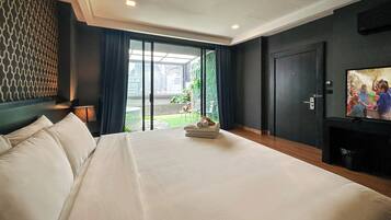 Executive Suite with Outdoor Cave Jetted Hot Tub | In-room safe, desk, blackout curtains, free WiFi