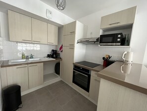 Réfrigérateur, micro-ondes, four, plaque de cuisson