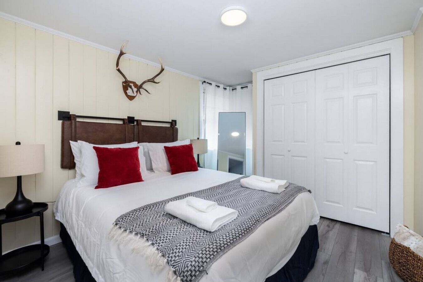 The Avery Flat · Near Mystic, Casinos + USCGA