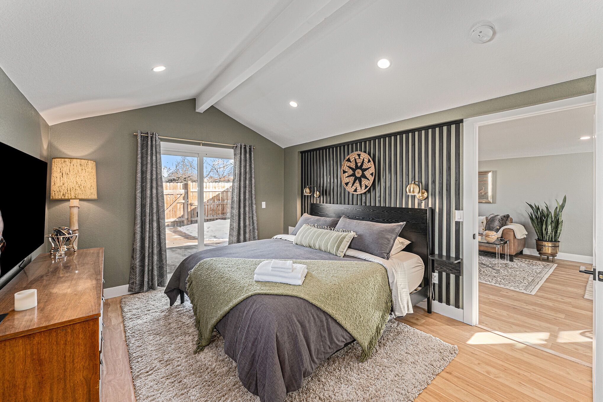 5 bedrooms, desk, iron/ironing board, travel crib