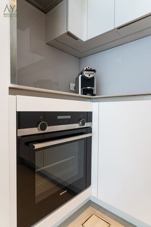 Premium Apartment, 1 Bedroom | Private kitchenette | Full-size fridge, microwave, oven, stovetop - Aya - Canal View From this 1BR in Jumeirah Gate Tower 1 (Dubai)