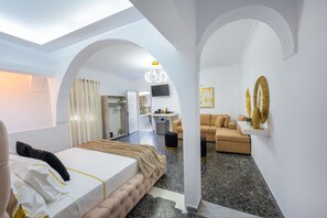 Luxury Studio Suite | Premium bedding, Tempur-Pedic beds, minibar, individually decorated - Aina Suites (Santorini)