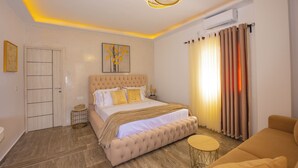 Junior studio suite | Luxe beddengoed, Tempur Pedic-bedden, een minibar
