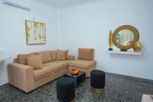 Suite estudio de lujo | Zona de estar | Smart TV de 47 pulgadas con canales digitales, una televisión