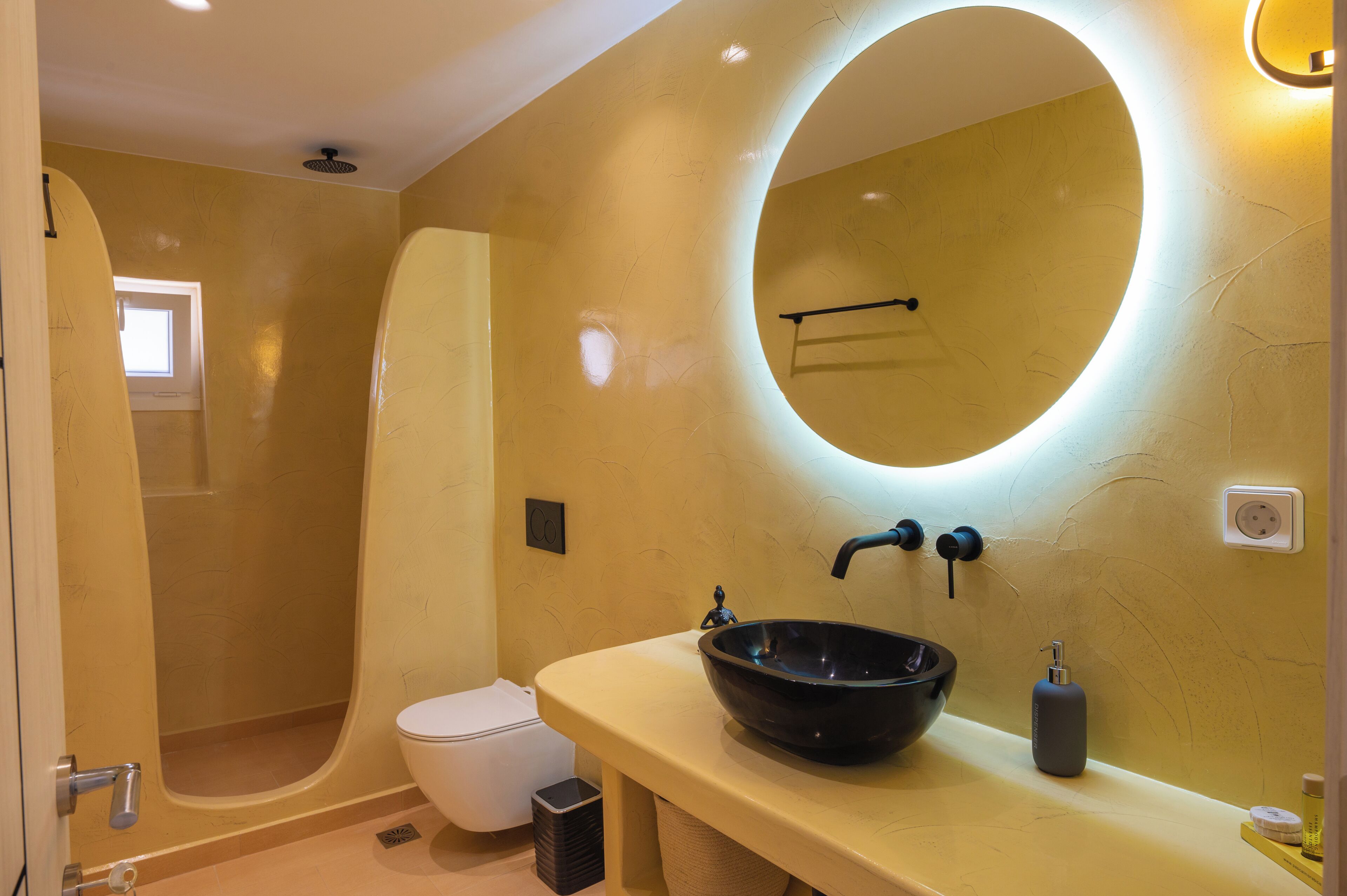 Studio Suite Deluks | Kamar mandi | Shower, pancuran hujan, perlengkapan mandi gratis, dan pengering rambut