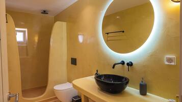 Studio Suite Deluks | Kamar mandi | Shower, pancuran hujan, perlengkapan mandi gratis, dan pengering rambut