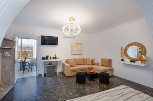 Suite estudio de lujo | Zona de estar | Smart TV de 47 pulgadas con canales digitales, una televisión