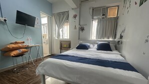 A bedroom with a bed, a desk, a chair, and a television. - Guesthouse Inciti (Kowloon)