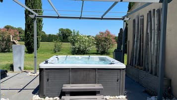 Bain à remous extérieur