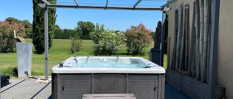 Outdoor spa tub