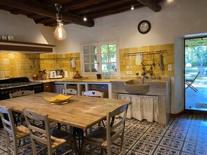 Private kitchen - Authentic farmhouse between the Alpilles and the Camargue - Domaine des Princes (Arles)