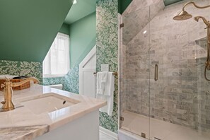 Sèche-cheveux, serviettes fournies, savon, shampoing
