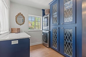 A kitchen with a built-in oven, a window, and a decorative mirror. - Beautiful Villa Leocadia+ Private Pool + Sleeps 8! (Kansas City)