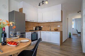 Køleskab, mikrobølgeovn, ovn, kogeplade