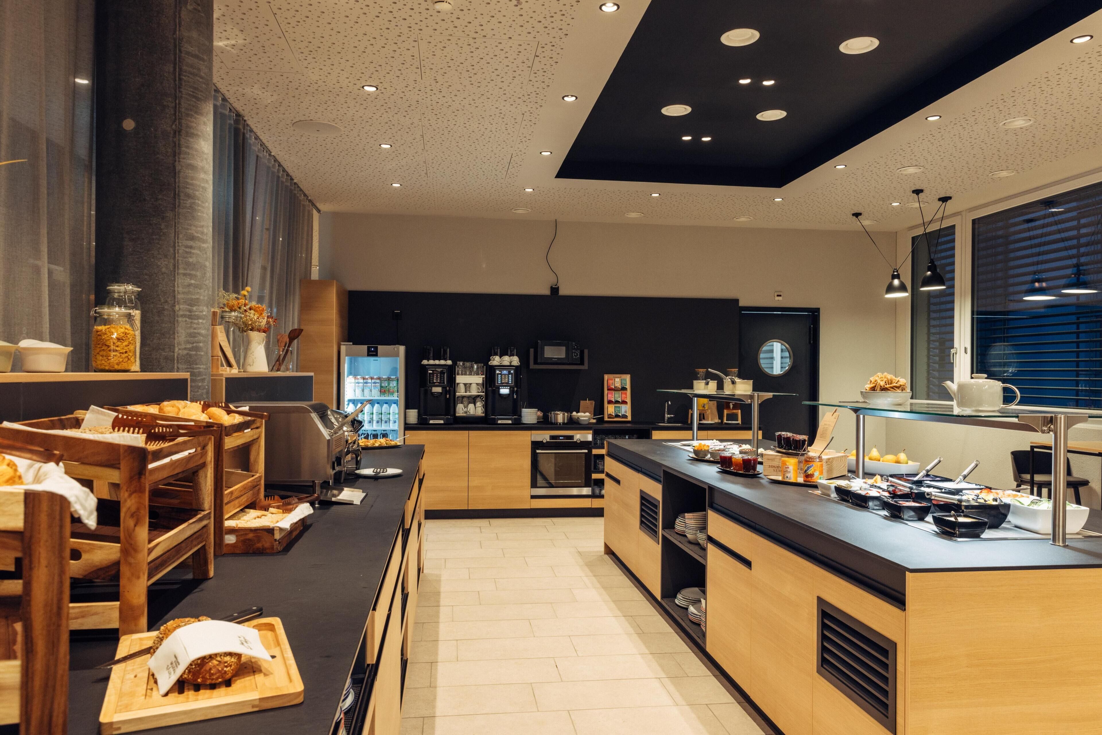 Petit déjeuner buffet (23 CHF par personne)