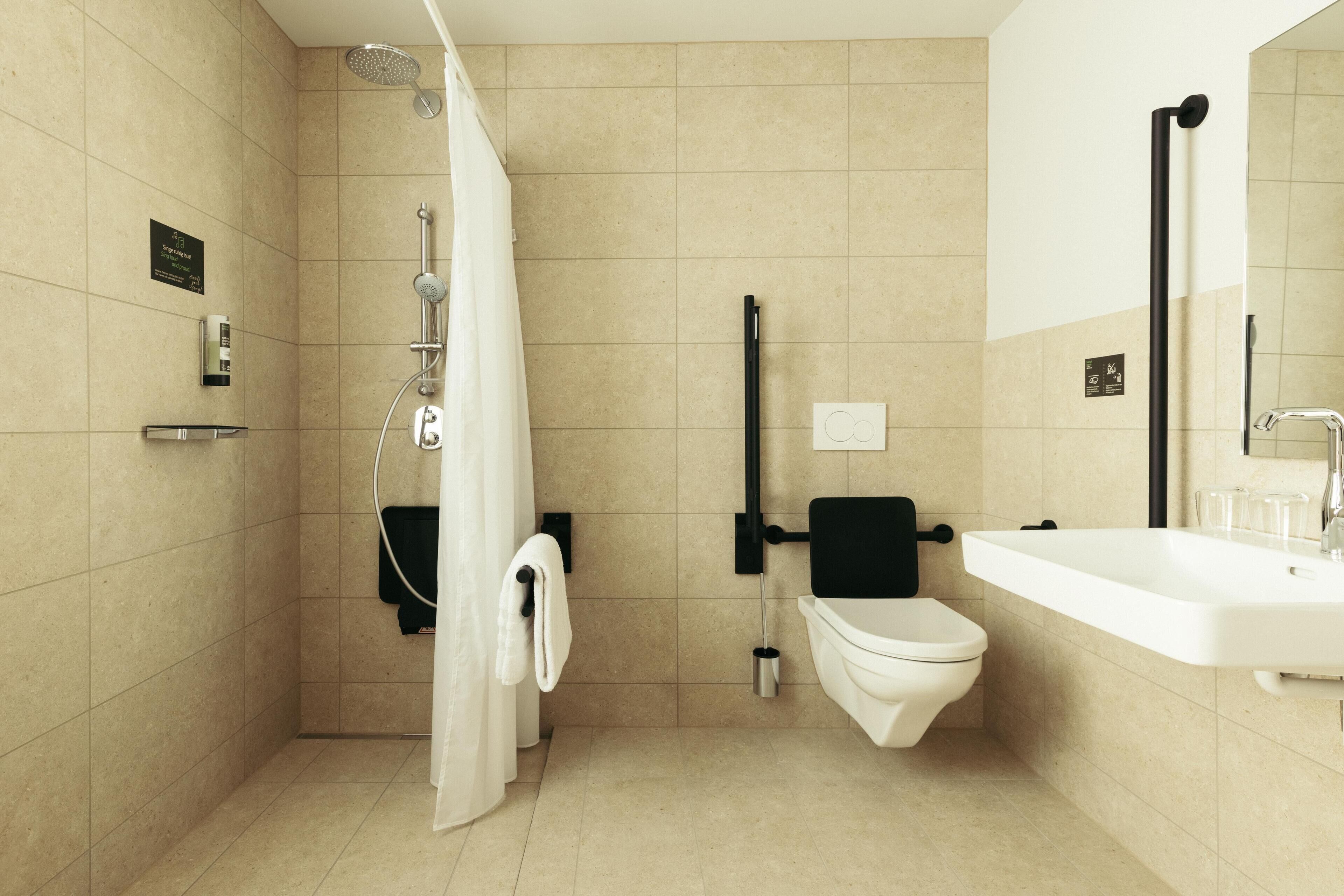 Un baño moderno con ducha, inodoro y lavabo.