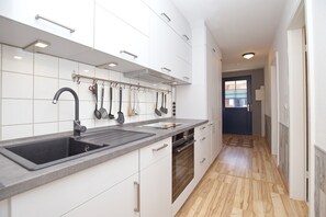 Køleskab, mikrobølgeovn, ovn, kogeplade