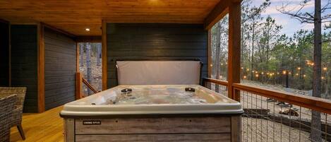 Banyera d'hidromassatge a l'aire lliure