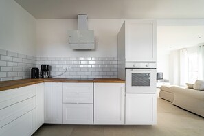 Fridge, microwave, oven, stovetop - Quiet, ground-floor apartment just outside Quedlinburg, perfect for families (Thale)