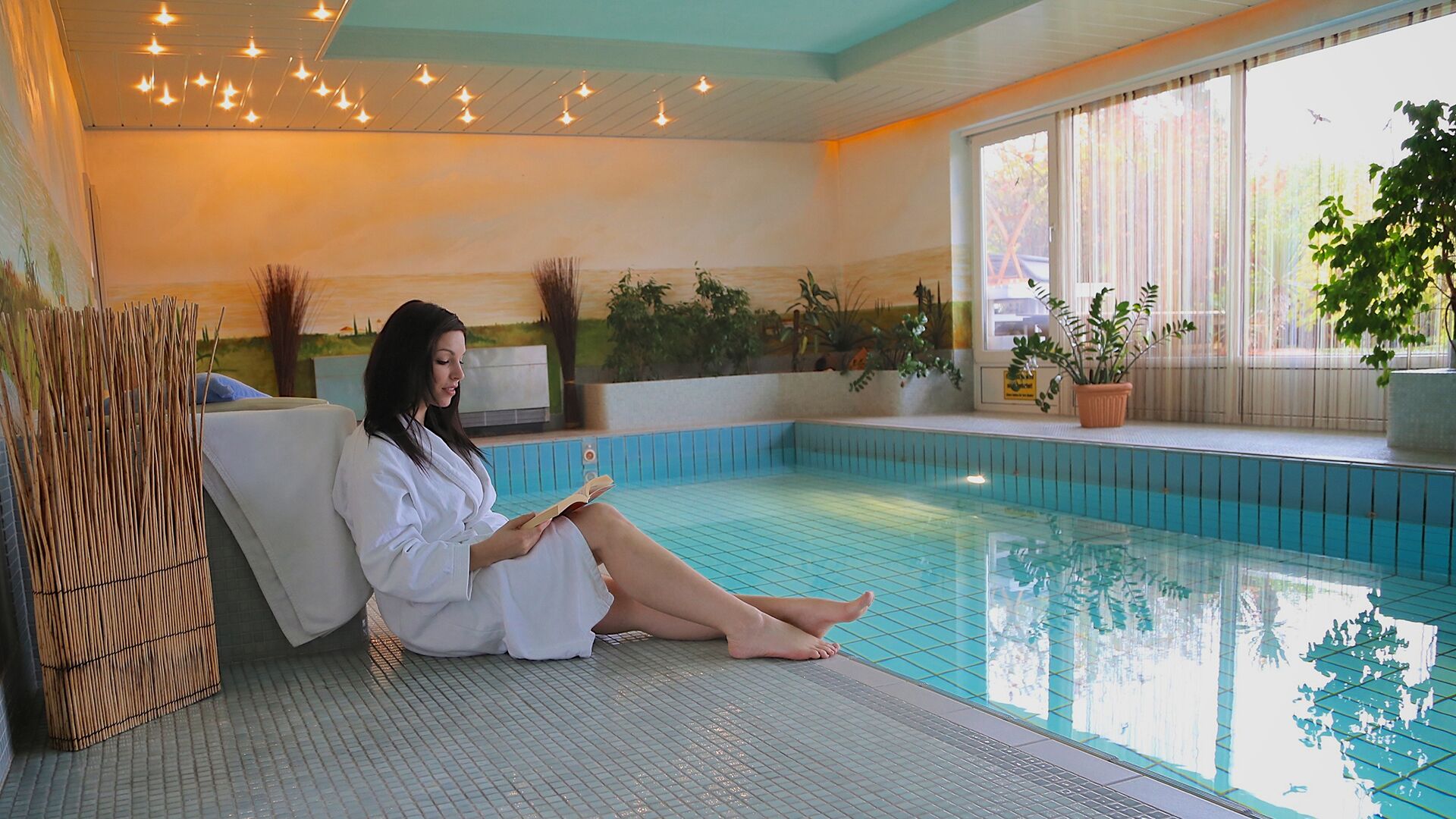 Innendørsbasseng og et oppvarmet basseng