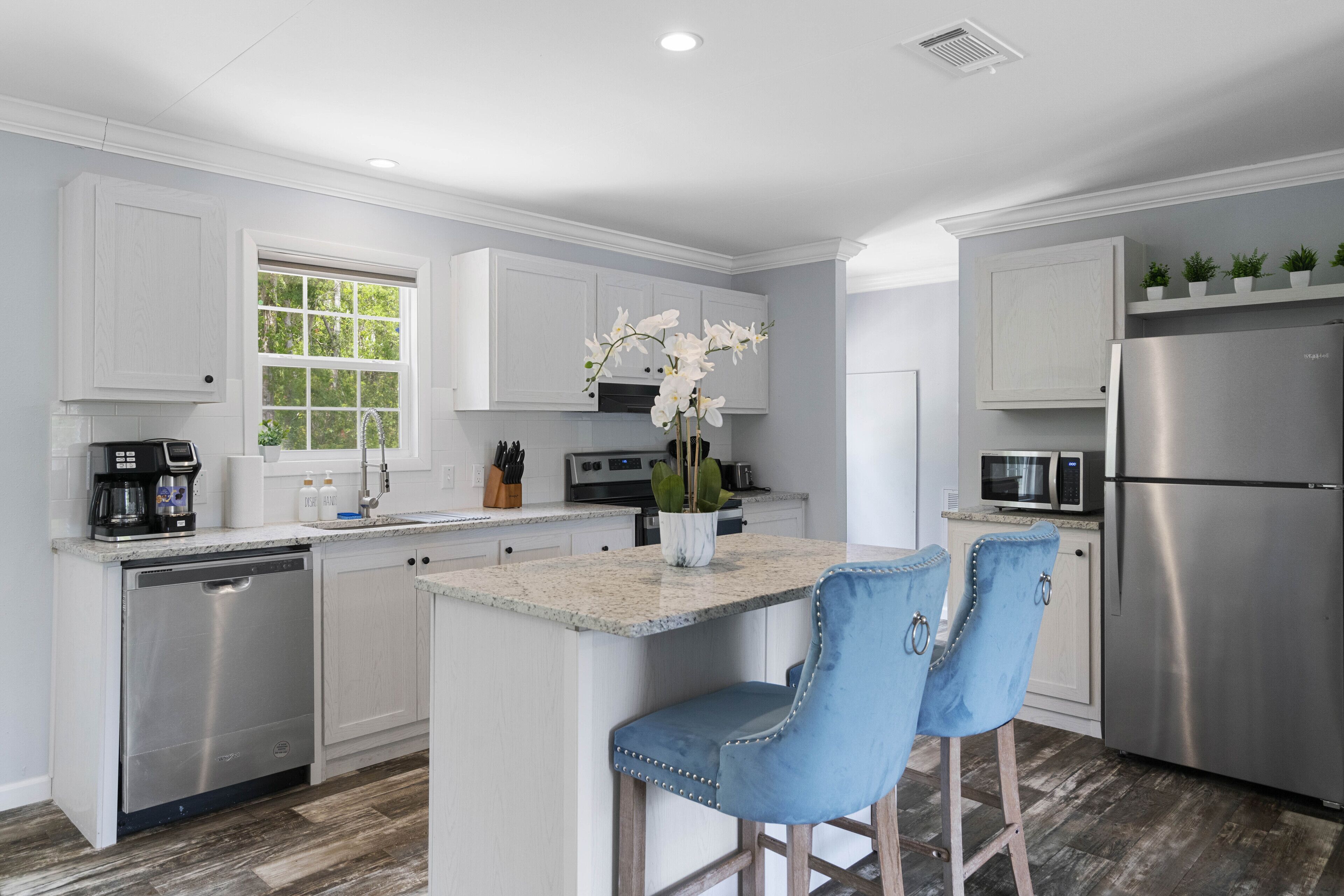 Fridge, oven, stovetop, dishwasher