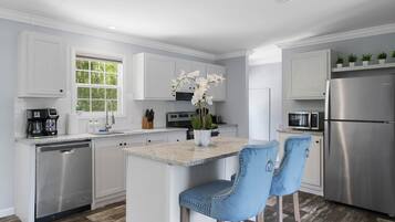 Fridge, oven, stovetop, dishwasher