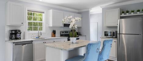 Réfrigérateur, un four, surface de cuisson, lave-vaisselle