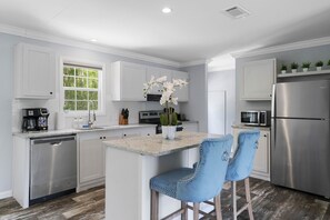 Réfrigérateur, un four, surface de cuisson, lave-vaisselle