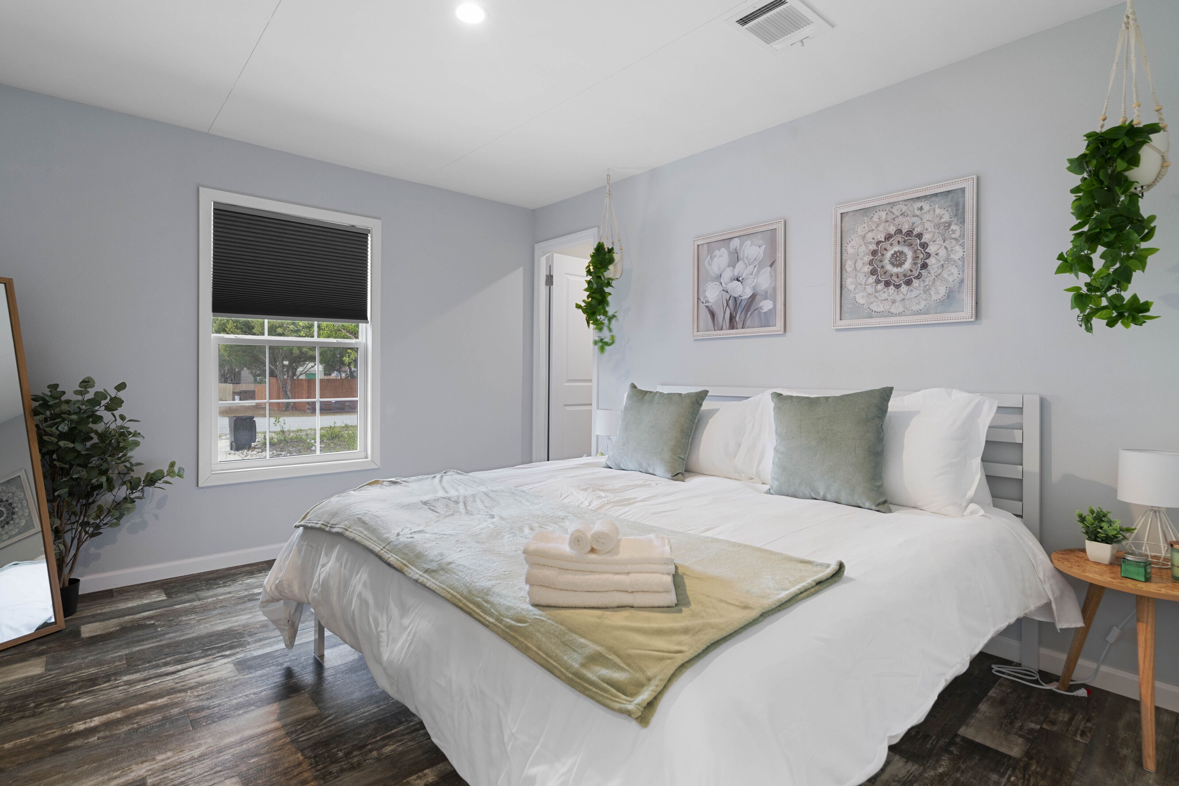 This house is a 3 bedroom(s), 2 bathrooms, located in New Port Richey, FL.