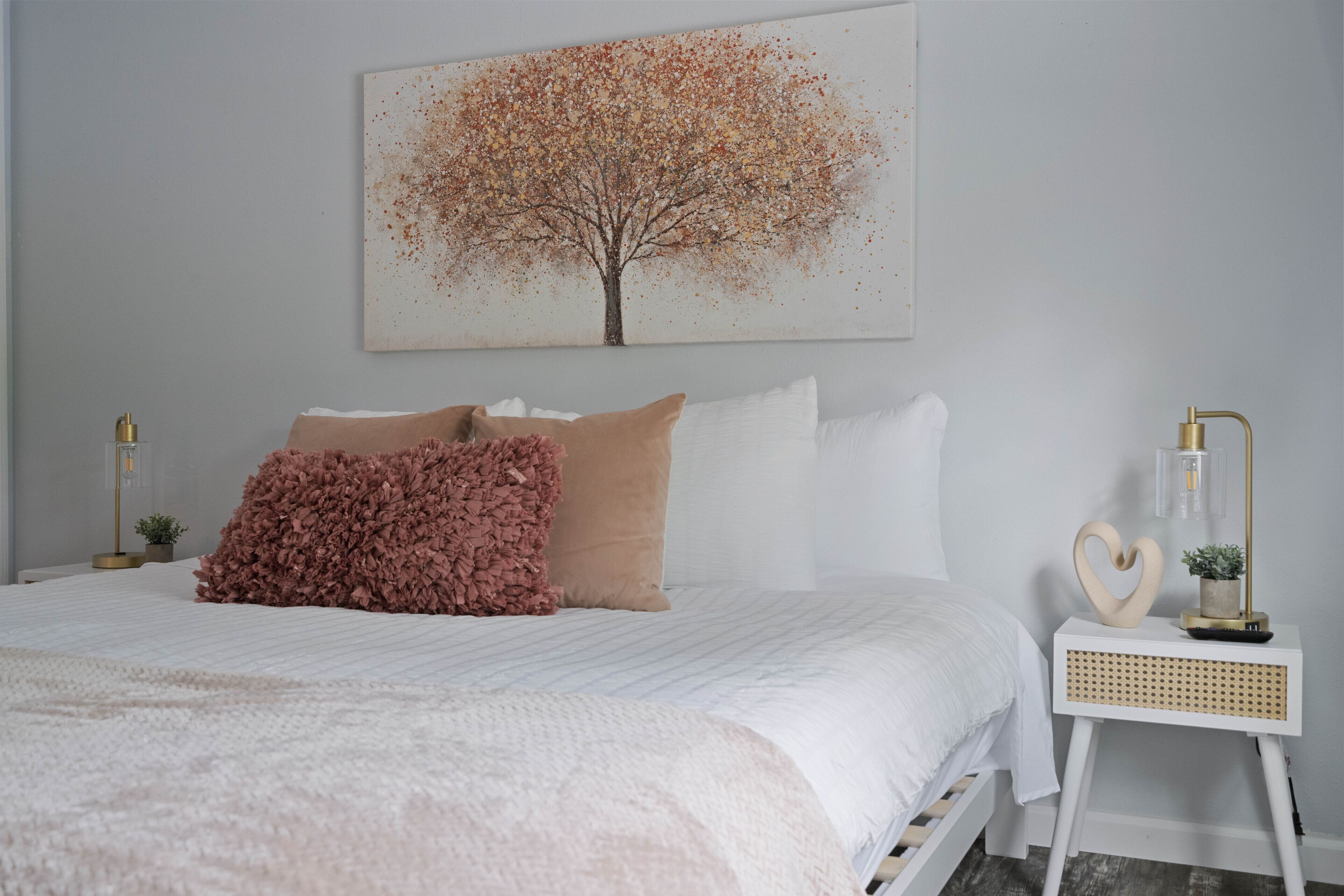 This house is a 3 bedroom(s), 2 bathrooms, located in New Port Richey, FL.