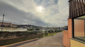A road leading to a building with a modern design, surrounded by greenery and a clear sky. - Ideal studio near beach and port, sleeps 3 (Capbreton)