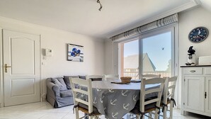 Dining - Bright 2-Bed Apt with Balcony & Parking for 5 in Stella Beach (Cucq-Stella Plage)