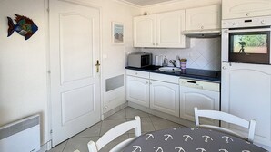 Microwave, dishwasher - Bright 2-Bed Apt with Balcony & Parking for 5 in Stella Beach (Cucq-Stella Plage)