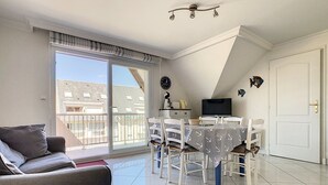 TV - Bright 2-Bed Apt with Balcony & Parking for 5 in Stella Beach (Cucq-Stella Plage)