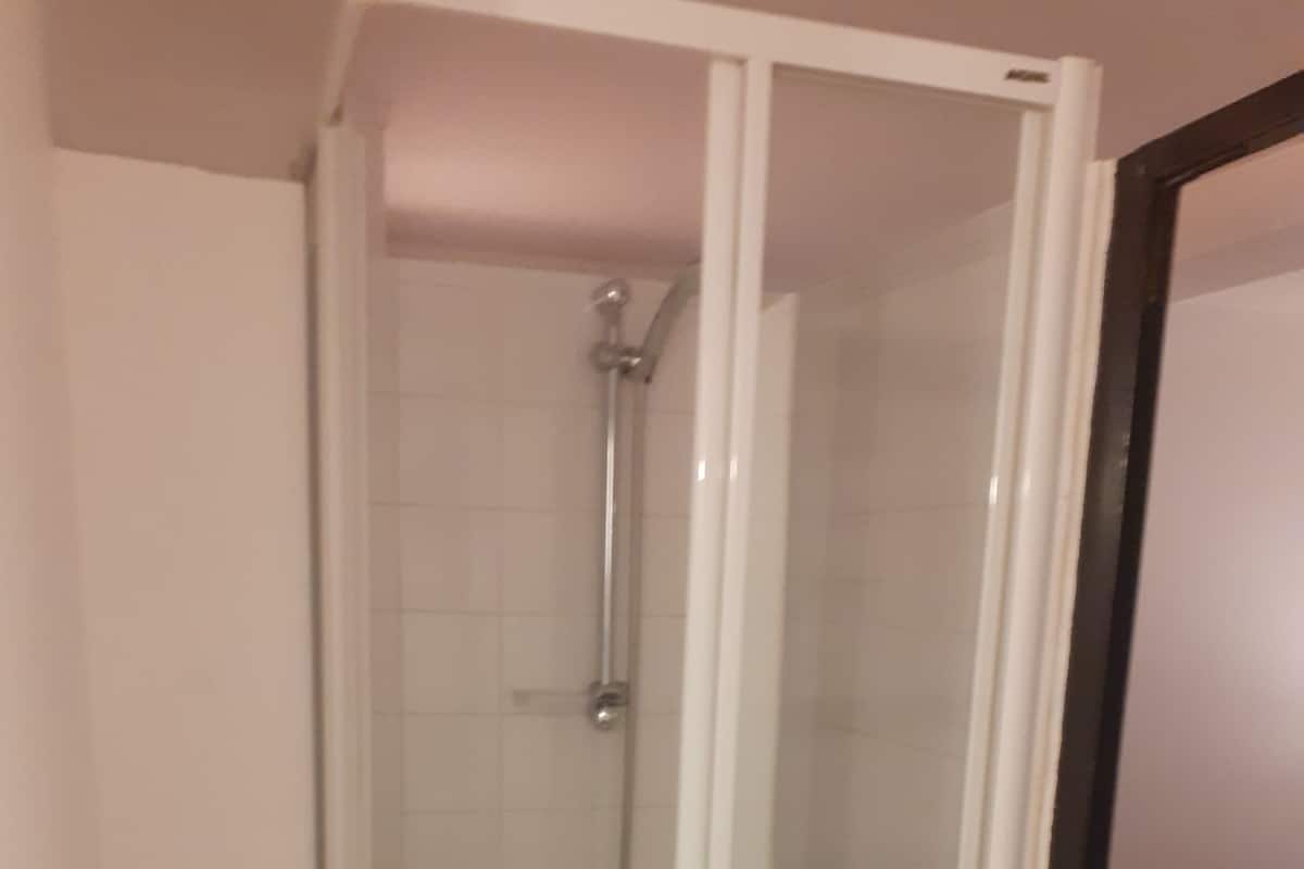 Classic Quadruple Room | Bathroom | Shower, towels