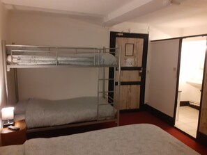 Decoración personalizada, wifi gratis y ropa de cama 