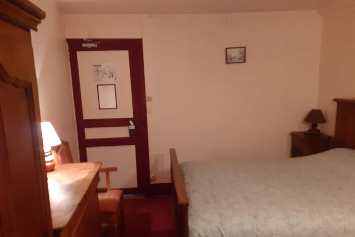 Classic Double Room Single Use | WiFi (free), individually decorated, bed sheets