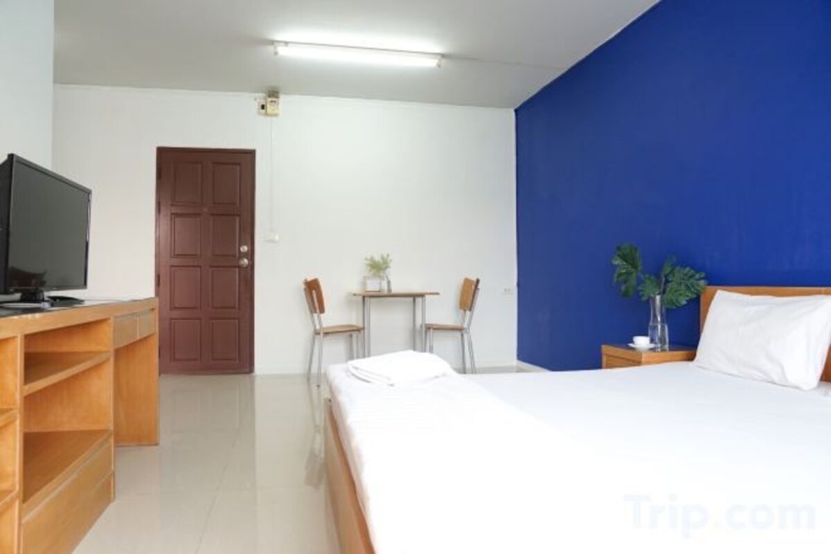 Desk, rollaway beds, free WiFi, bed sheets