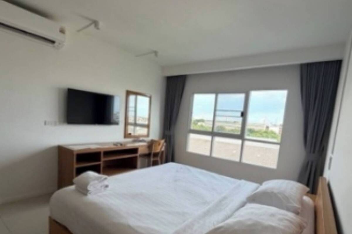 Superior Double Room, City View | Desk, rollaway beds (surcharge), WiFi (free), bed sheets