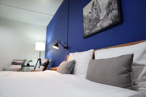 Deluxe king room | Desk, rollaway beds, free WiFi, bed sheets - The View Residence (Bangkok)