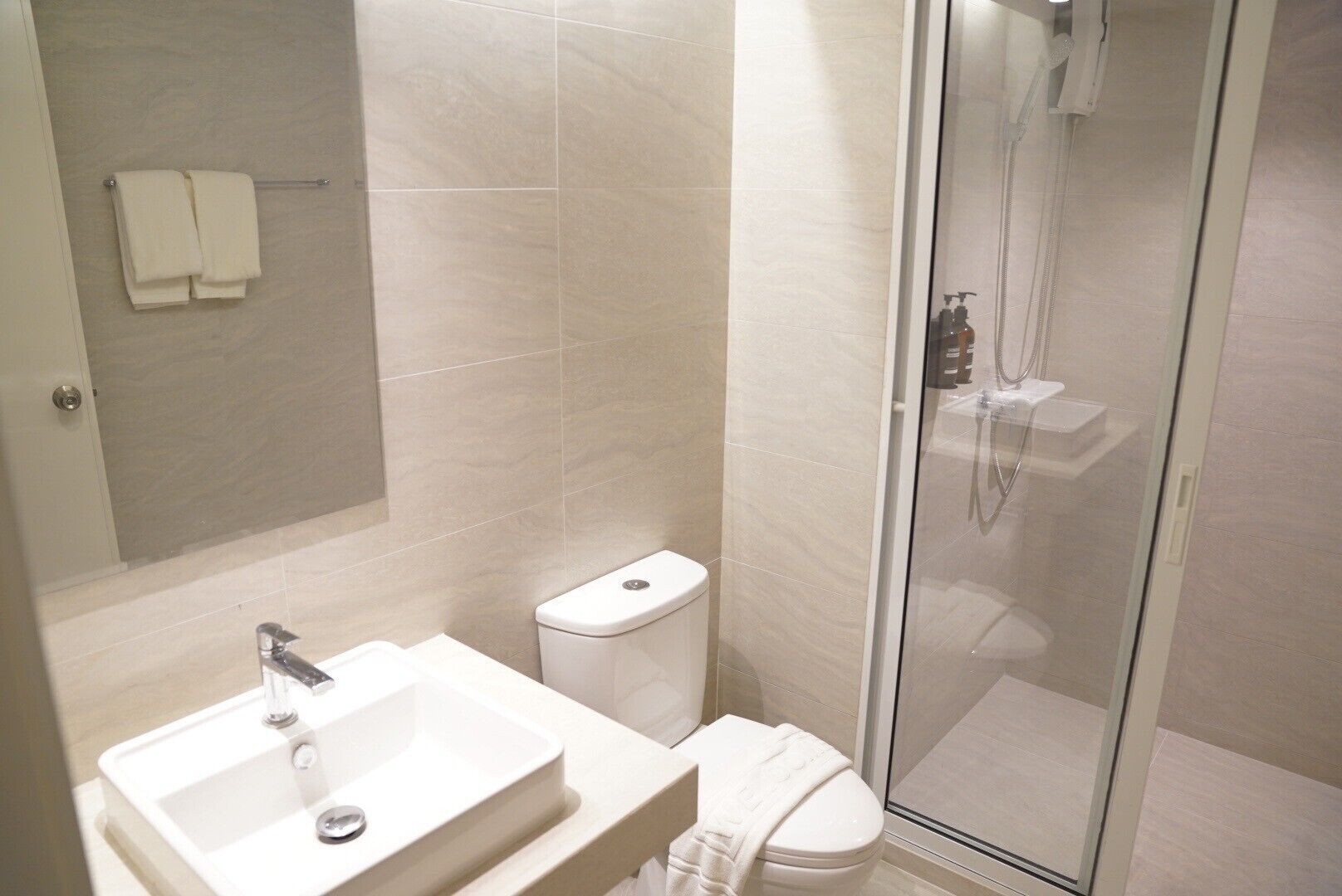 Excutive Suite Riverview | Bathroom | Free toiletries, hair dryer, towels