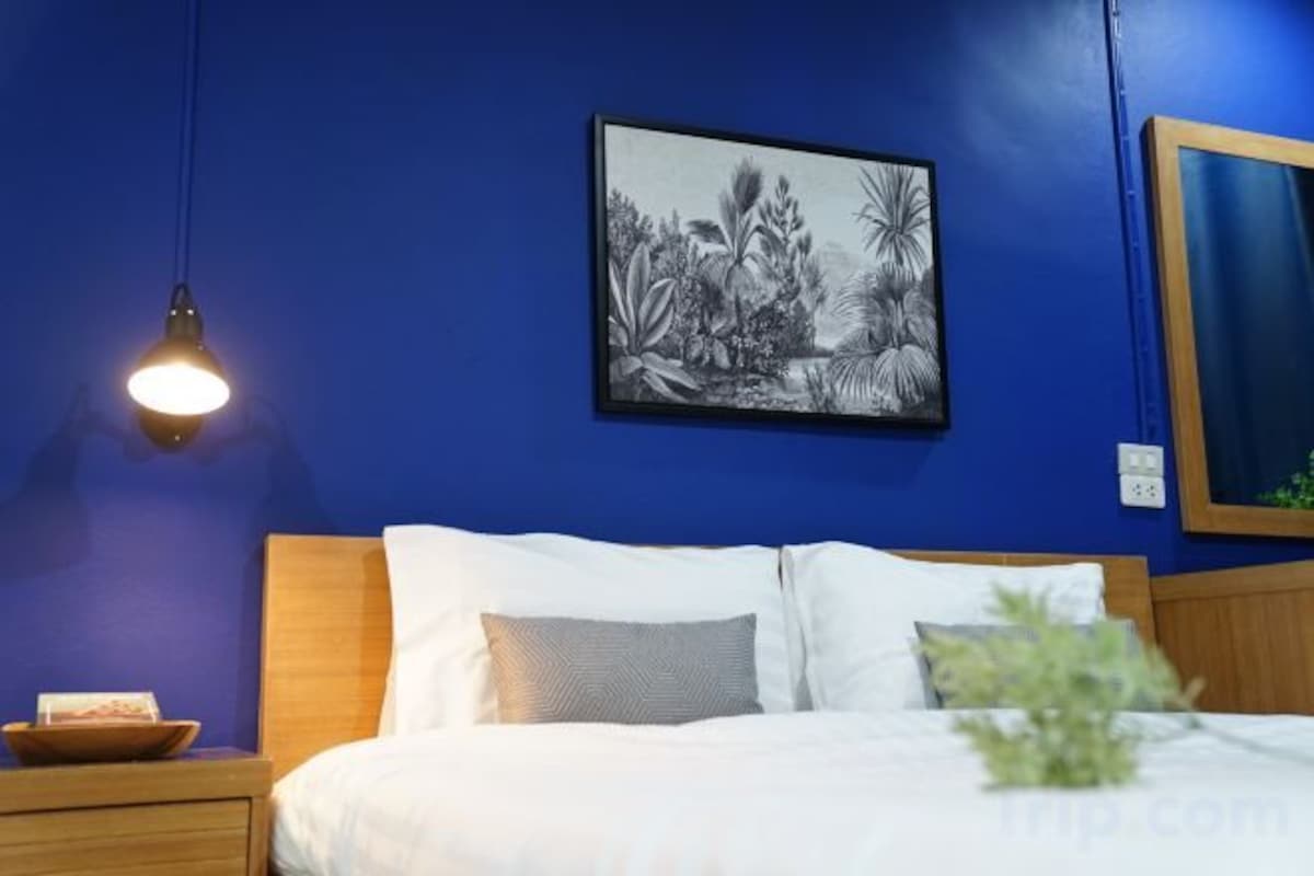 Desk, rollaway beds, free WiFi, bed sheets